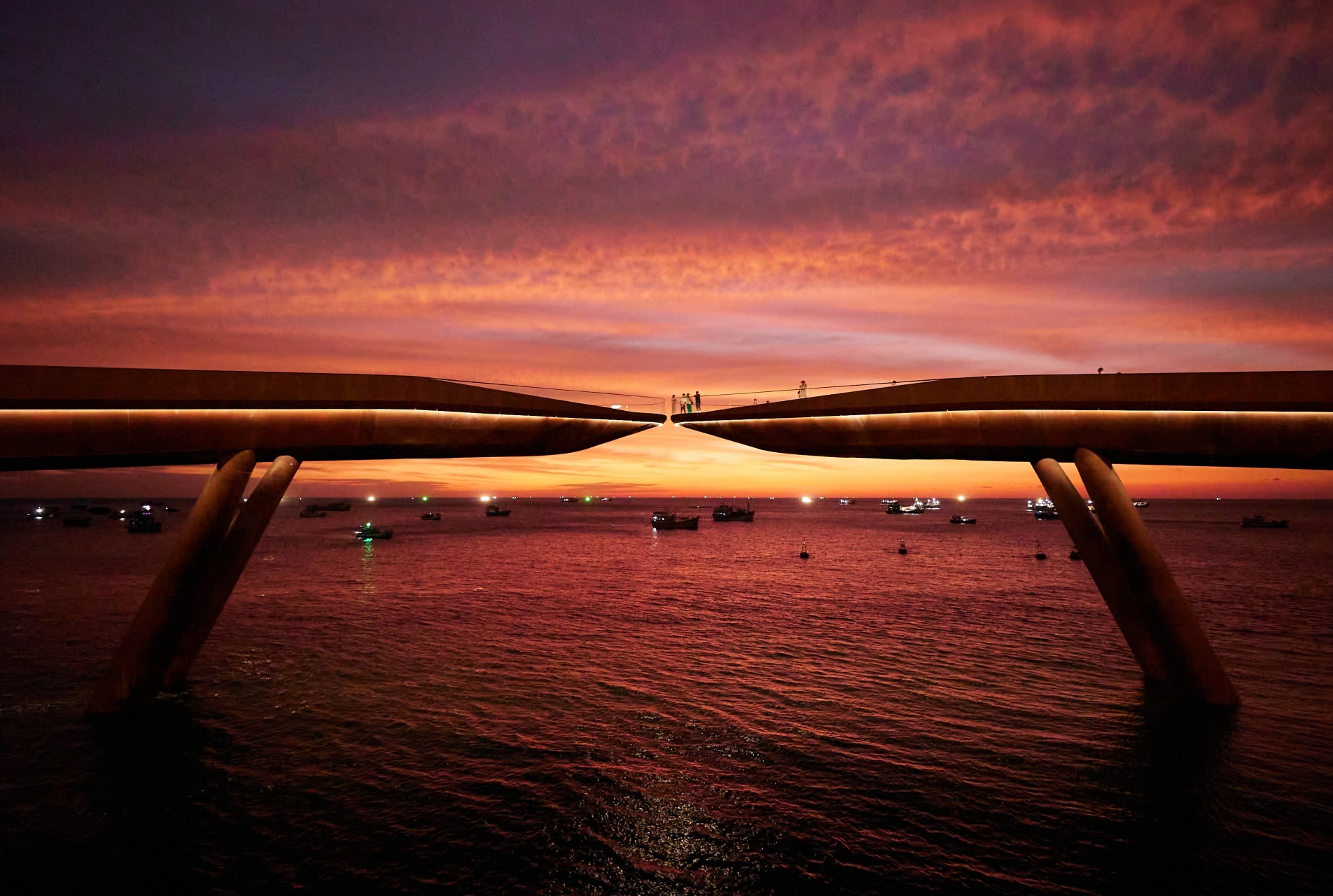 Đẹp siêu thực, Cầu Hôn hút khách chưa từng thấy ngay sau khai trương