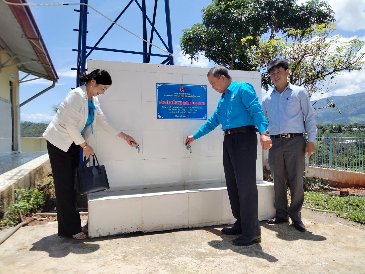 Gắn kết hoạt động công đoàn nơi đồng bào có đạo