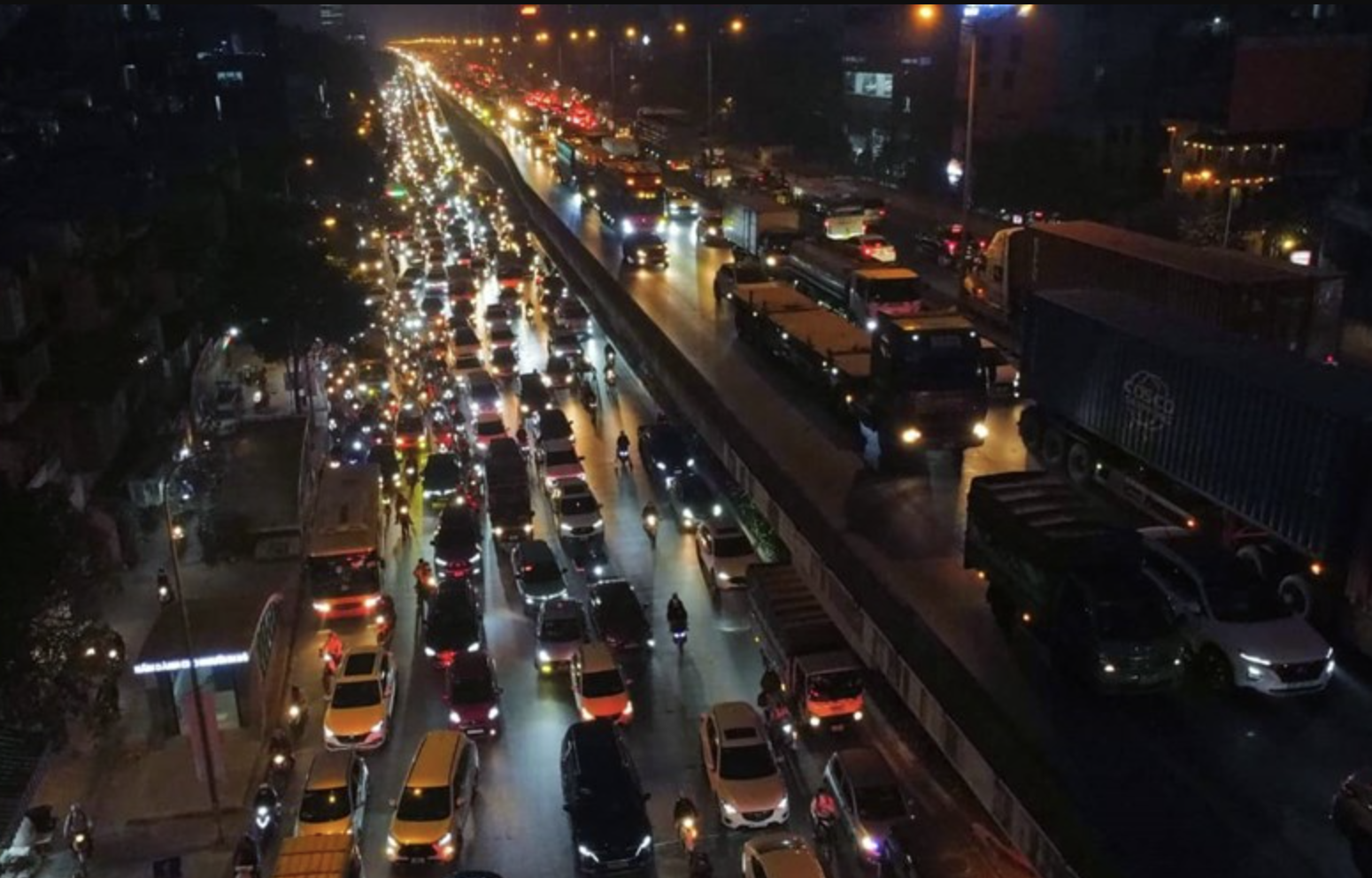 Cảnh ùn tắc quen thuộc mỗi dịp lễ Tết khi dòng người đổ về quê tăng cao