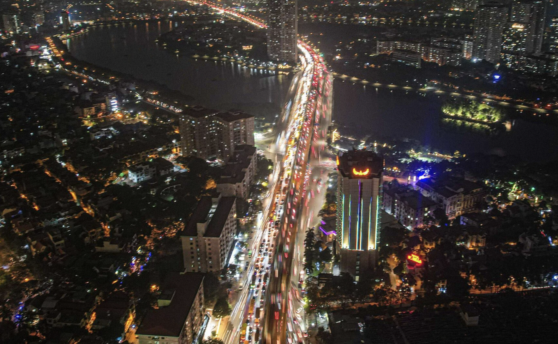 Cảnh ùn tắc quen thuộc mỗi dịp lễ Tết khi dòng người đổ về quê tăng cao