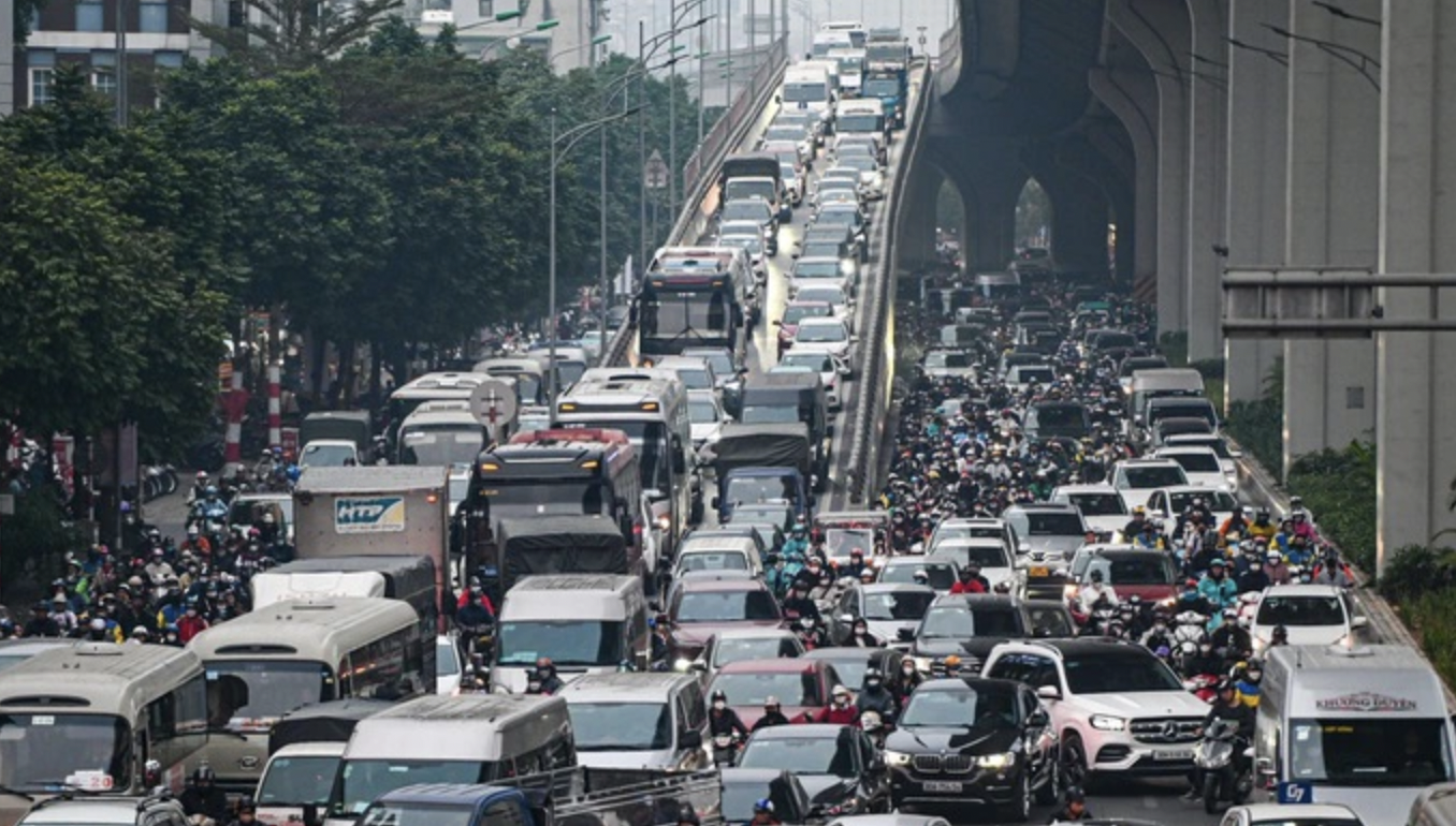 Cảnh ùn tắc quen thuộc mỗi dịp lễ Tết khi dòng người đổ về quê tăng cao