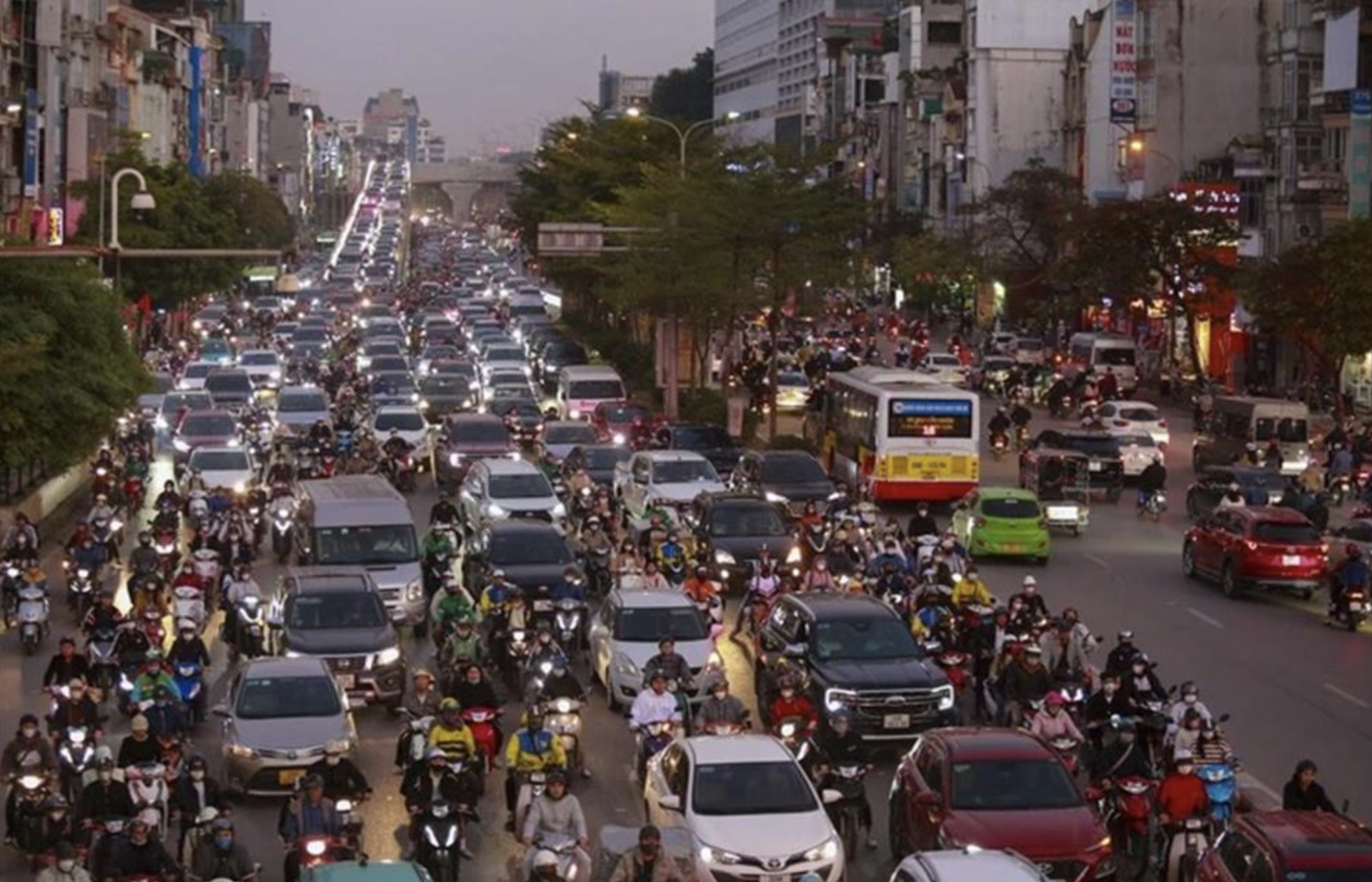 Cảnh ùn tắc quen thuộc mỗi dịp lễ Tết khi dòng người đổ về quê tăng cao