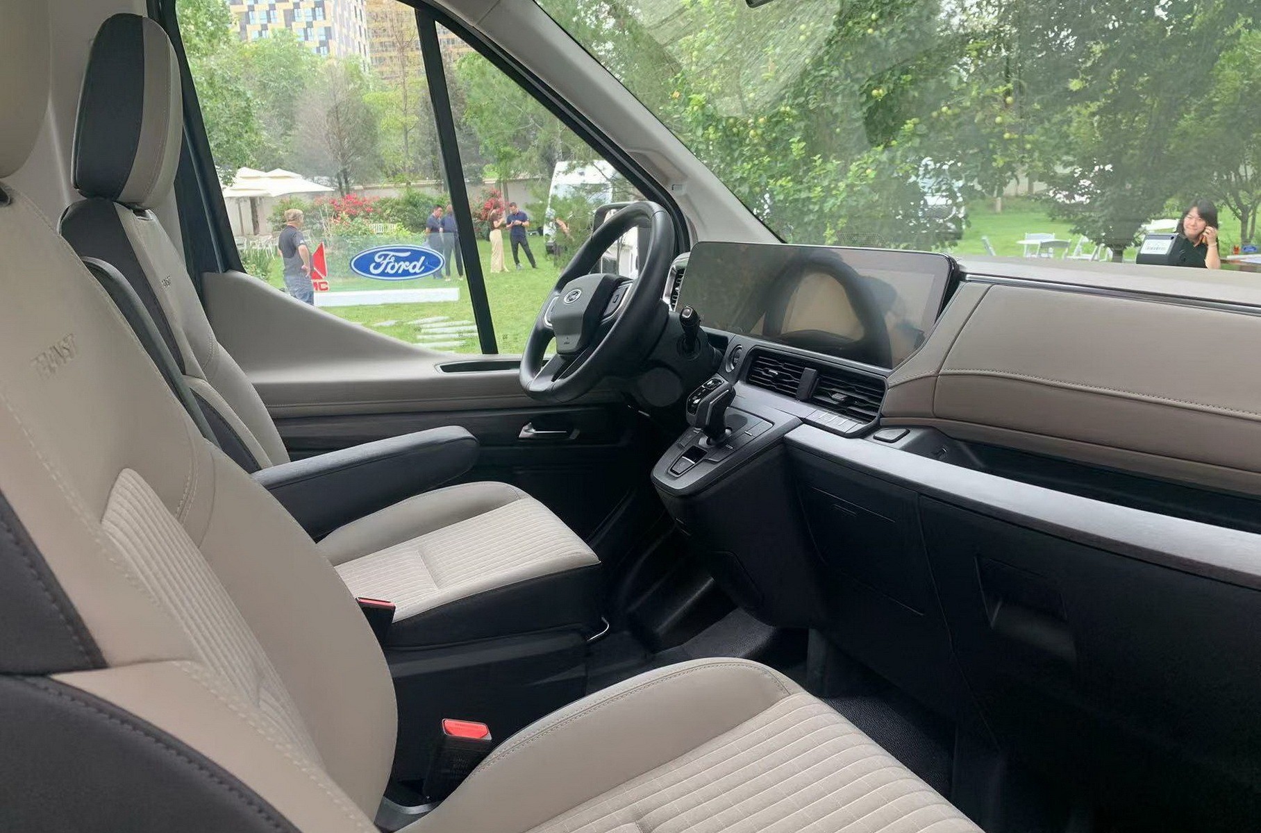 Cận cảnh Ford Transit 2024 về sắp được bán tại Việt Nam