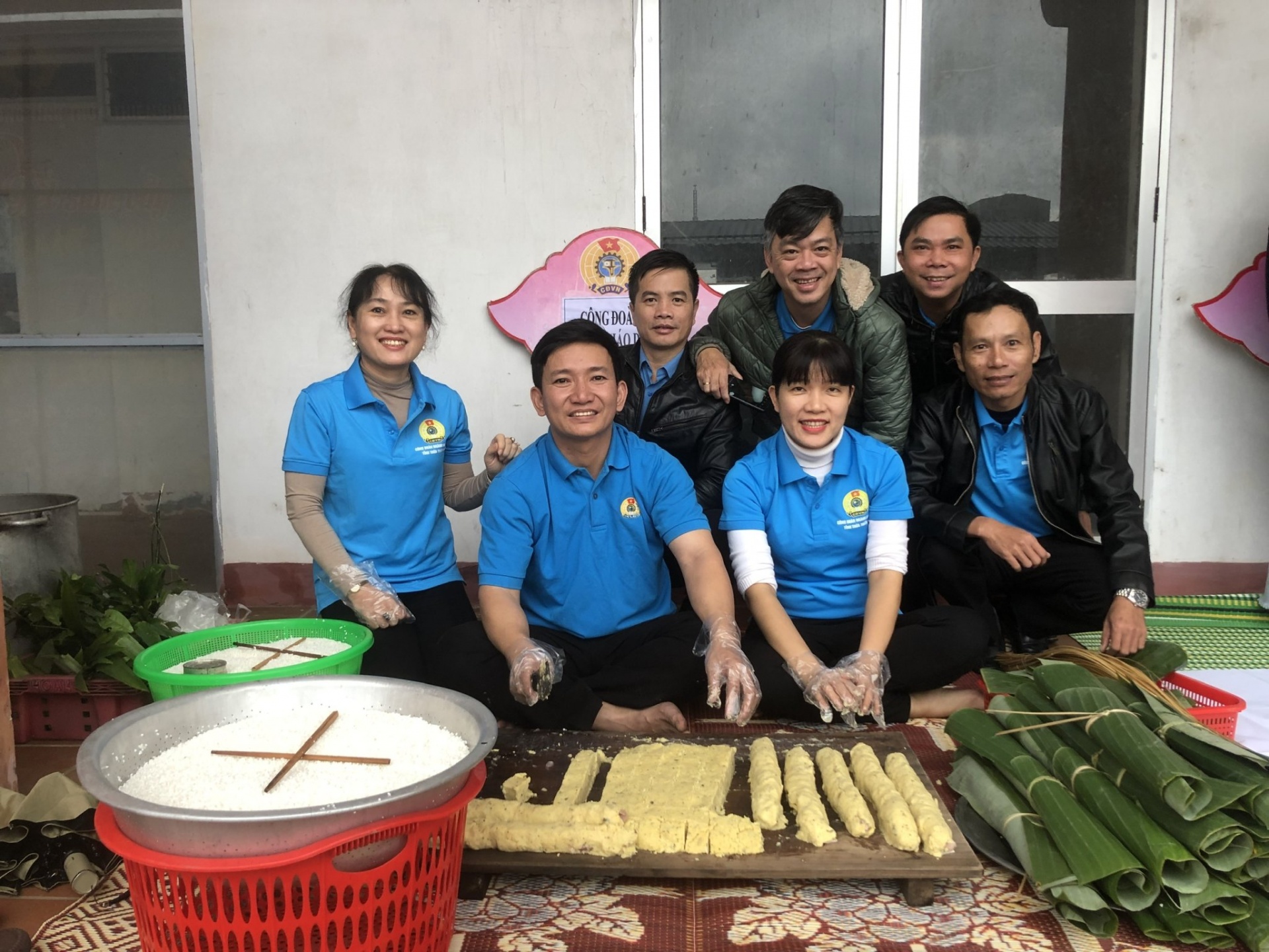 Công nhân xứ Huế thi nấu bánh tét, làm mứt gừng trong 