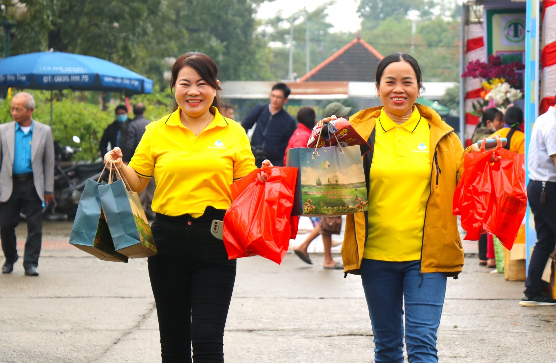 Công nhân xứ Huế thi nấu bánh tét, làm mứt gừng trong 