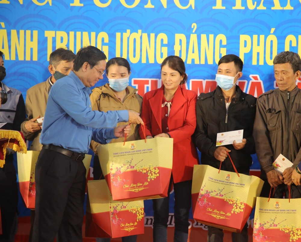 Chú trọng đào tạo, bồi dưỡng đội ngũ cán bộ và chuyển đổi số hoạt động công đoàn Chú trọng đào tạo, bồi dưỡng đội ngũ cán bộ và chuyển đổi số hoạt động công đoàn