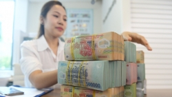 Tiền gửi ồ ạt chảy vào ngân hàng mặc lãi suất hạ, riêng quý IV tăng hơn 800.000 tỷ