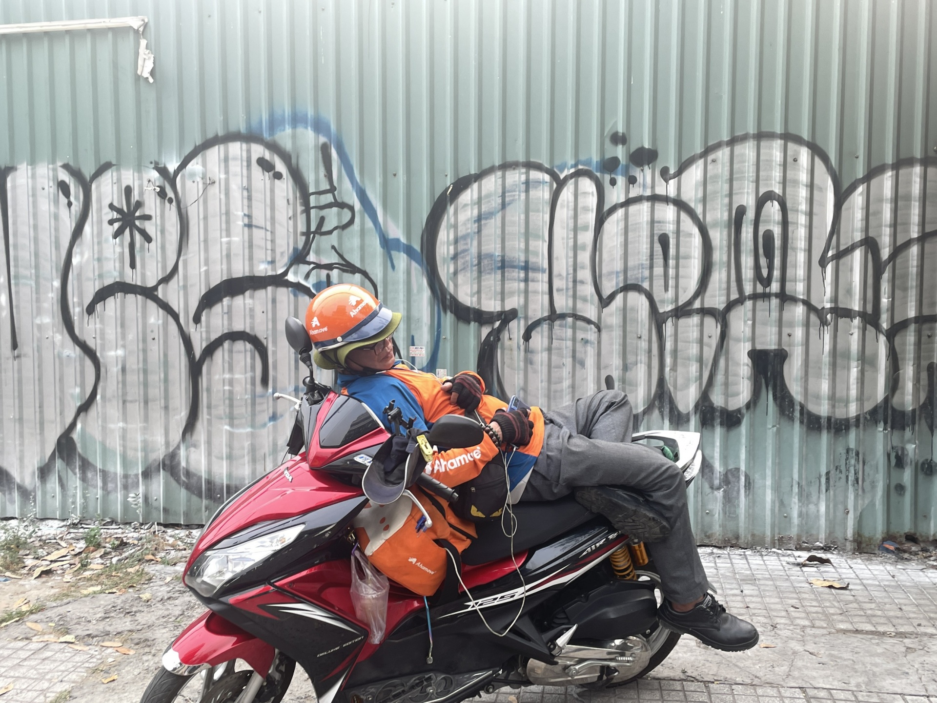 Những Giấc ngủ vội của các tài xế công nghệ tuổi xế chiều Những Giấc ngủ vội của các tài xế công nghệ tuổi xế chiều