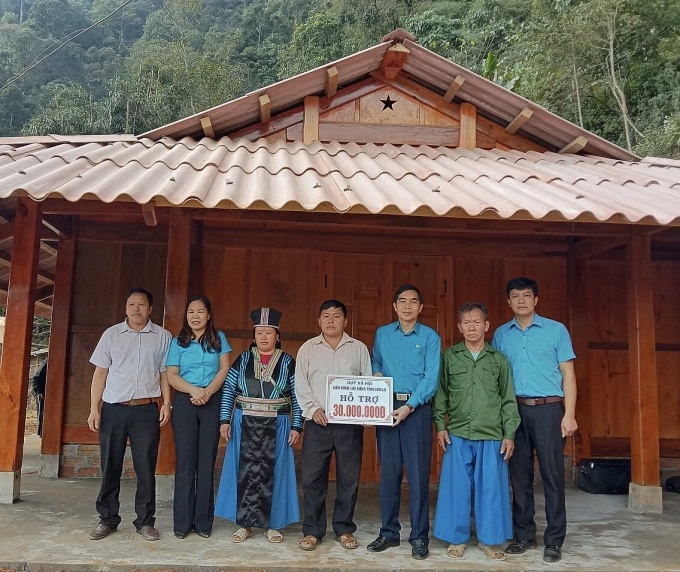 Công đoàn chăm lo cho đoàn viên, NLĐ vùng sâu, vùng xa, người dân tộc thiểu số Công đoàn chăm lo cho đoàn viên, NLĐ vùng sâu, vùng xa, người dân tộc thiểu số