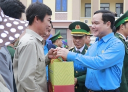 Tổng LĐLĐ Việt Nam mang Tết sớm đến với người lao động khó khăn