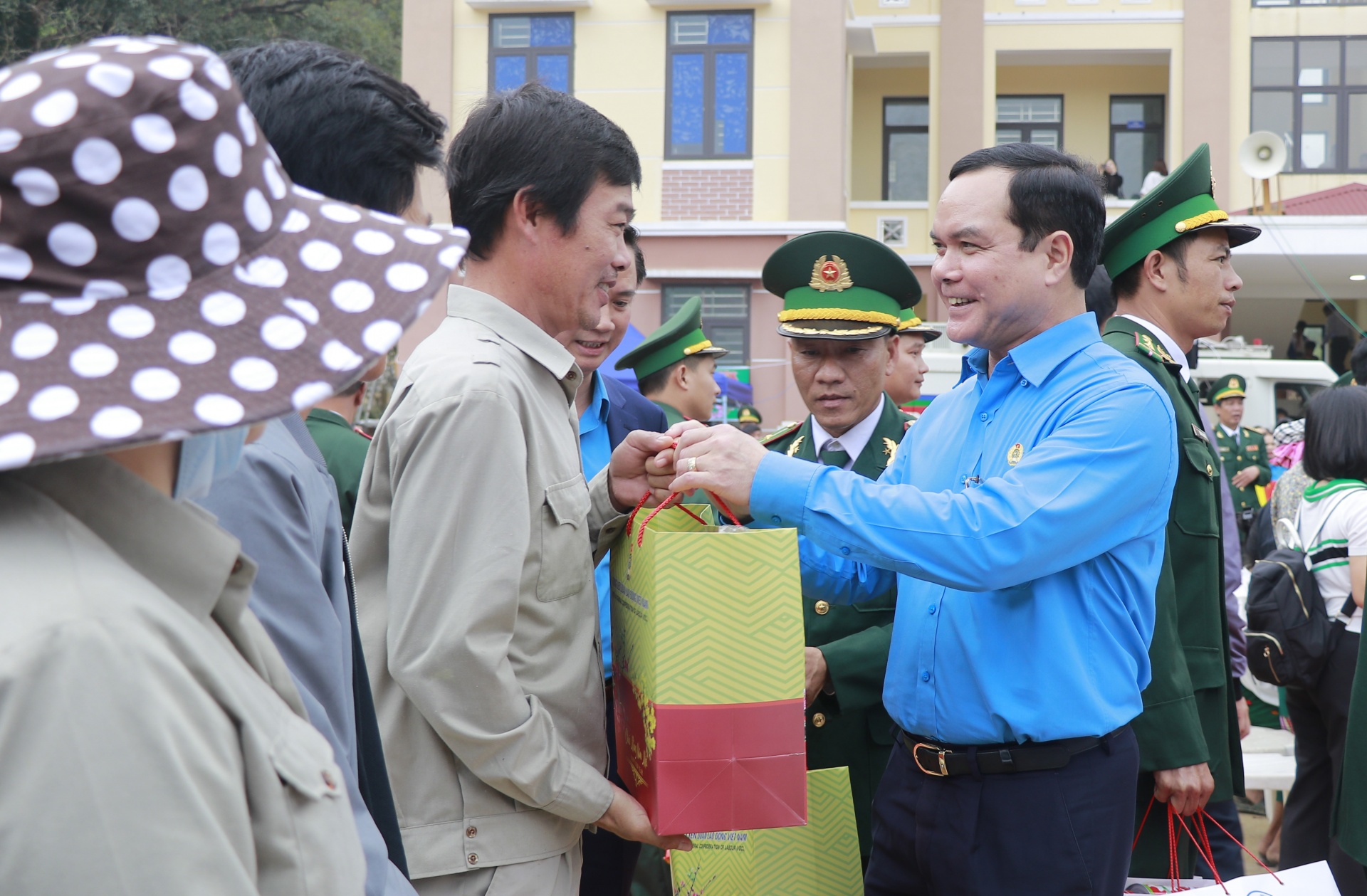 Tổng LĐLĐ Việt Nam mang Tết sớm đến với người lao động khó khăn