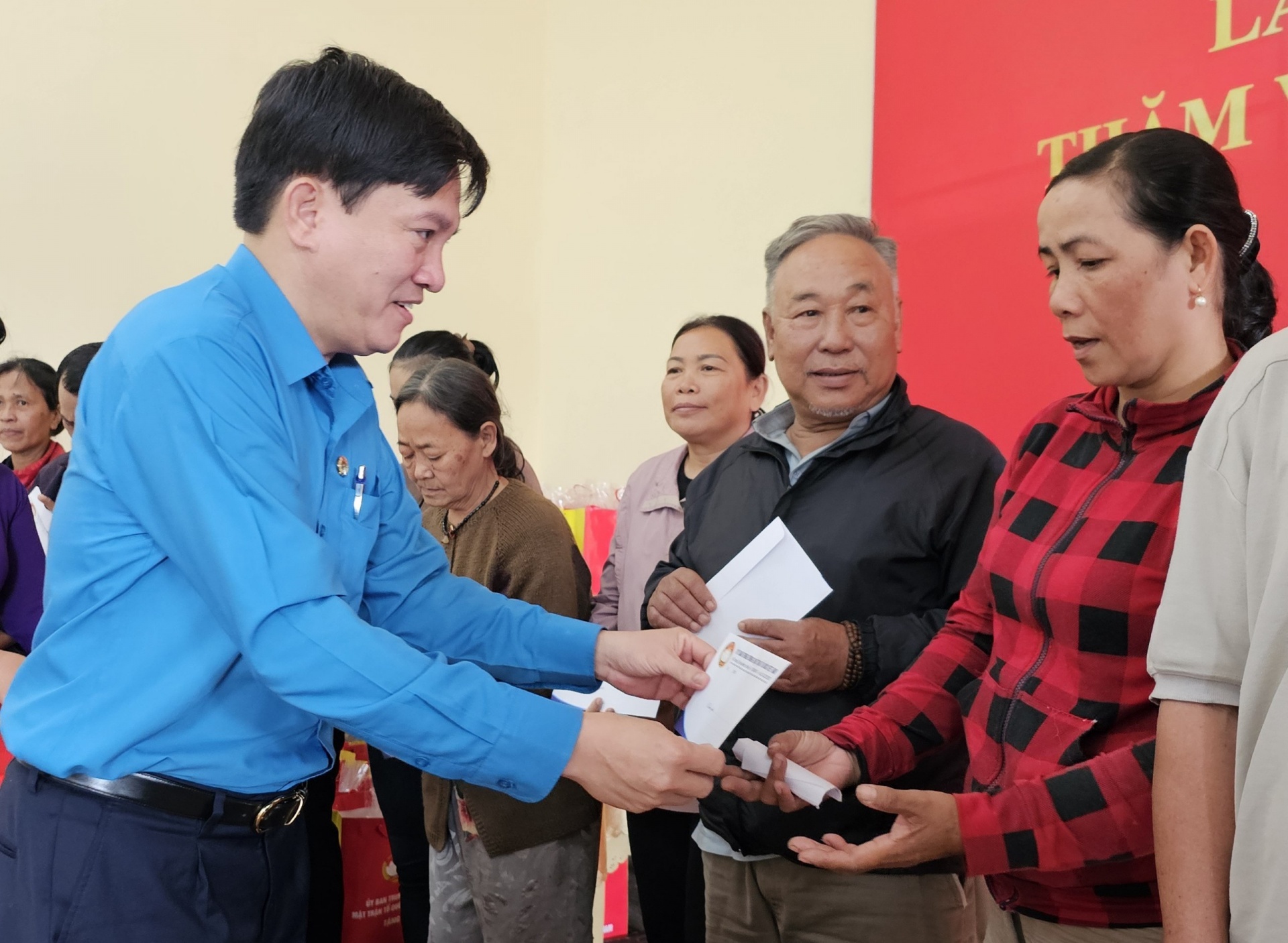 Tổng LĐLĐ Việt Nam mang Tết sớm đến với người lao động khó khăn