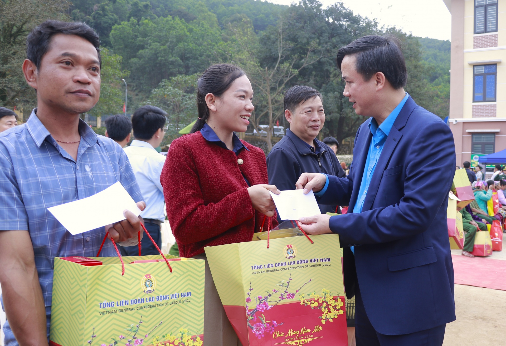 Tổng LĐLĐ Việt Nam mang Tết sớm đến với người lao động khó khăn
