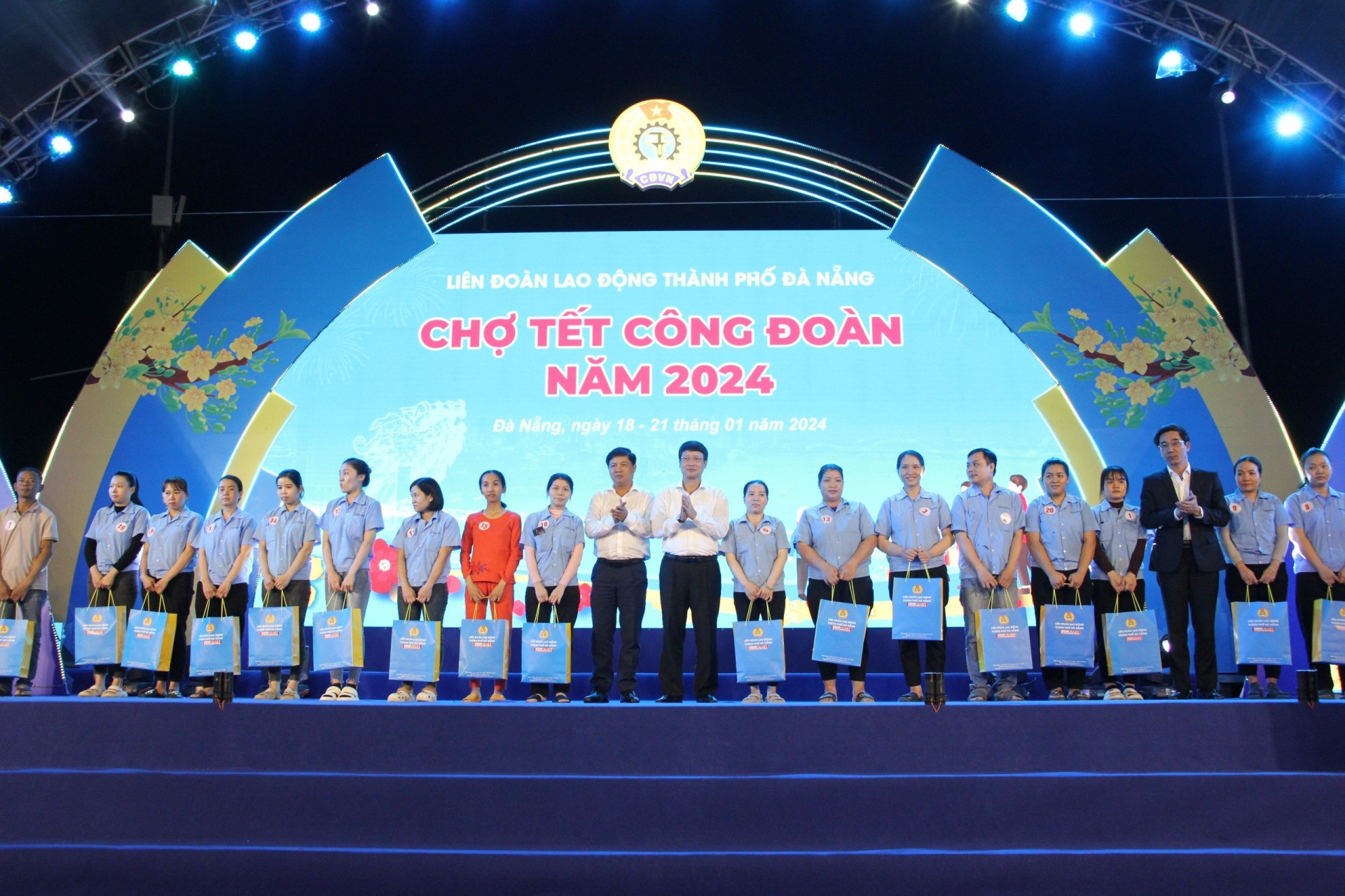 LĐLĐ Đà Nẵng: Gần 100 tỷ đồng chăm lo Tết cho đoàn viên, người lao động LĐLĐ Đà Nẵng: Gần 100 tỷ đồng chăm lo Tết cho đoàn viên, người lao động