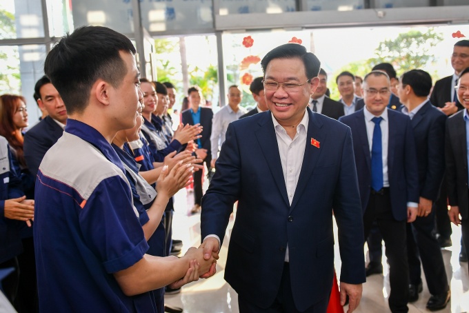 Công nhân tỉnh Bắc Giang vui mừng nhận quà Tết của Chủ tịch Quốc hội