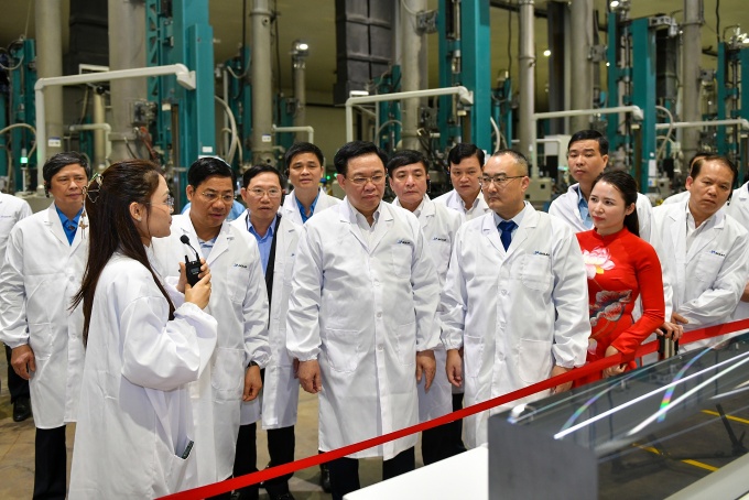 Công nhân tỉnh Bắc Giang vui mừng nhận quà Tết của Chủ tịch Quốc hội