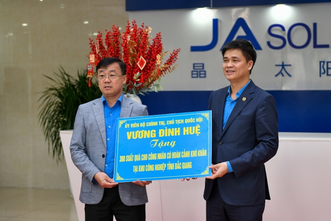 Công nhân tỉnh Bắc Giang vui mừng nhận quà Tết của Chủ tịch Quốc hội Công nhân tỉnh Bắc Giang vui mừng nhận quà Tết của Chủ tịch Quốc hội