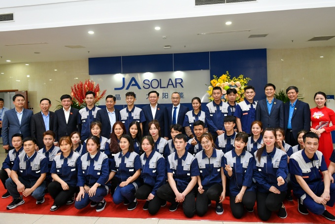 Công nhân tỉnh Bắc Giang vui mừng nhận quà Tết của Chủ tịch Quốc hội