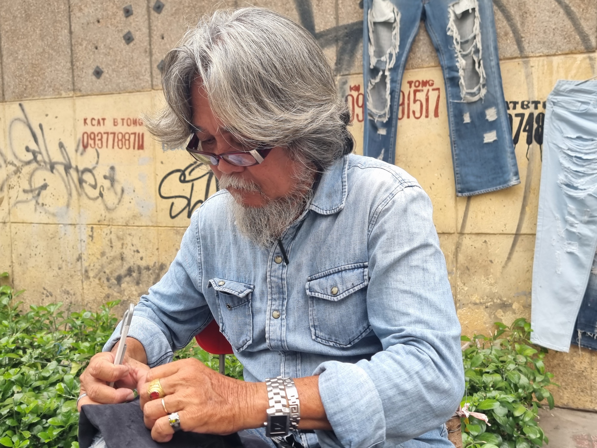 Họa sĩ hơn 30 làm nghề xé quần jeans trên vỉa hè TPHCM Họa sĩ hơn 30 làm nghề xé quần jeans trên vỉa hè TPHCM