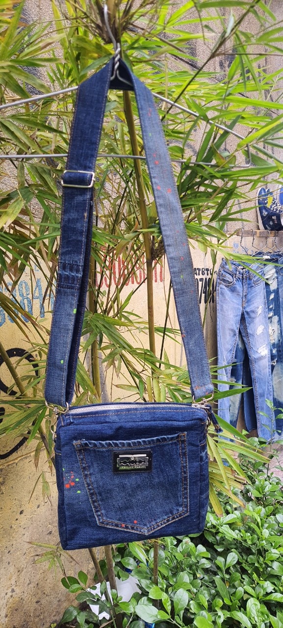 Họa sĩ hơn 30 làm nghề xé quần jeans trên vỉa hè TPHCM Họa sĩ hơn 30 làm nghề xé quần jeans trên vỉa hè TPHCM
