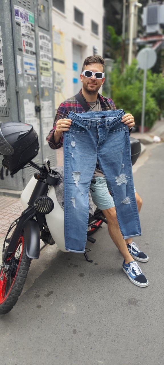 Họa sĩ hơn 30 làm nghề xé quần jeans trên vỉa hè TPHCM Họa sĩ hơn 30 làm nghề xé quần jeans trên vỉa hè TPHCM