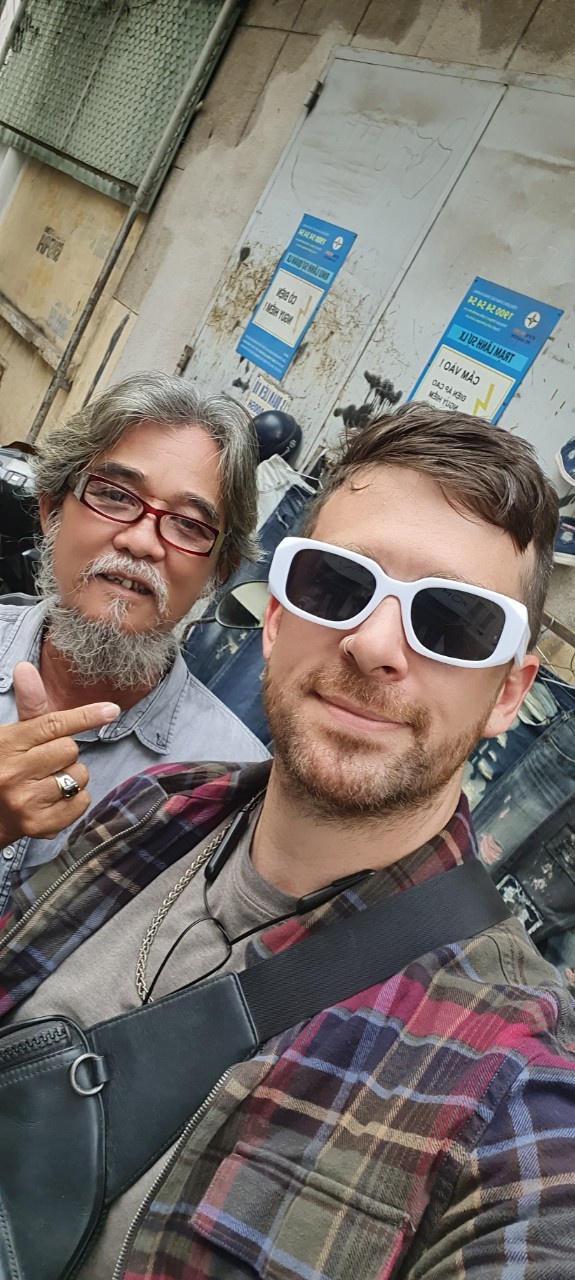 Họa sĩ hơn 30 làm nghề xé quần jeans trên vỉa hè TPHCM Họa sĩ hơn 30 làm nghề xé quần jeans trên vỉa hè TPHCM