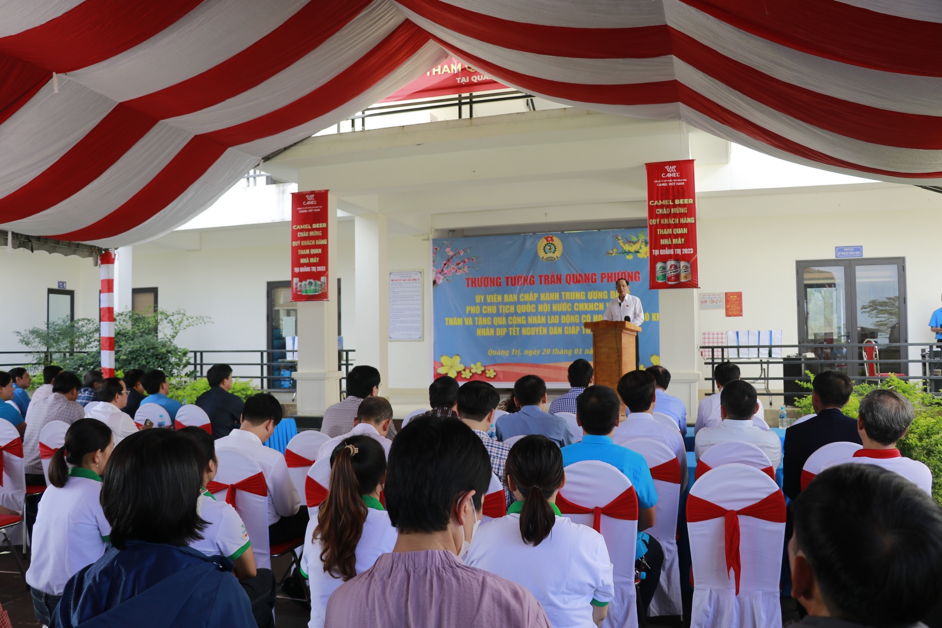 Người lao động Quảng Trị vui mừng nhận quà Tết từ Thượng tướng Trần Quang Phương Người lao động Quảng Trị vui mừng nhận quà Tết từ Thượng tướng Trần Quang Phương