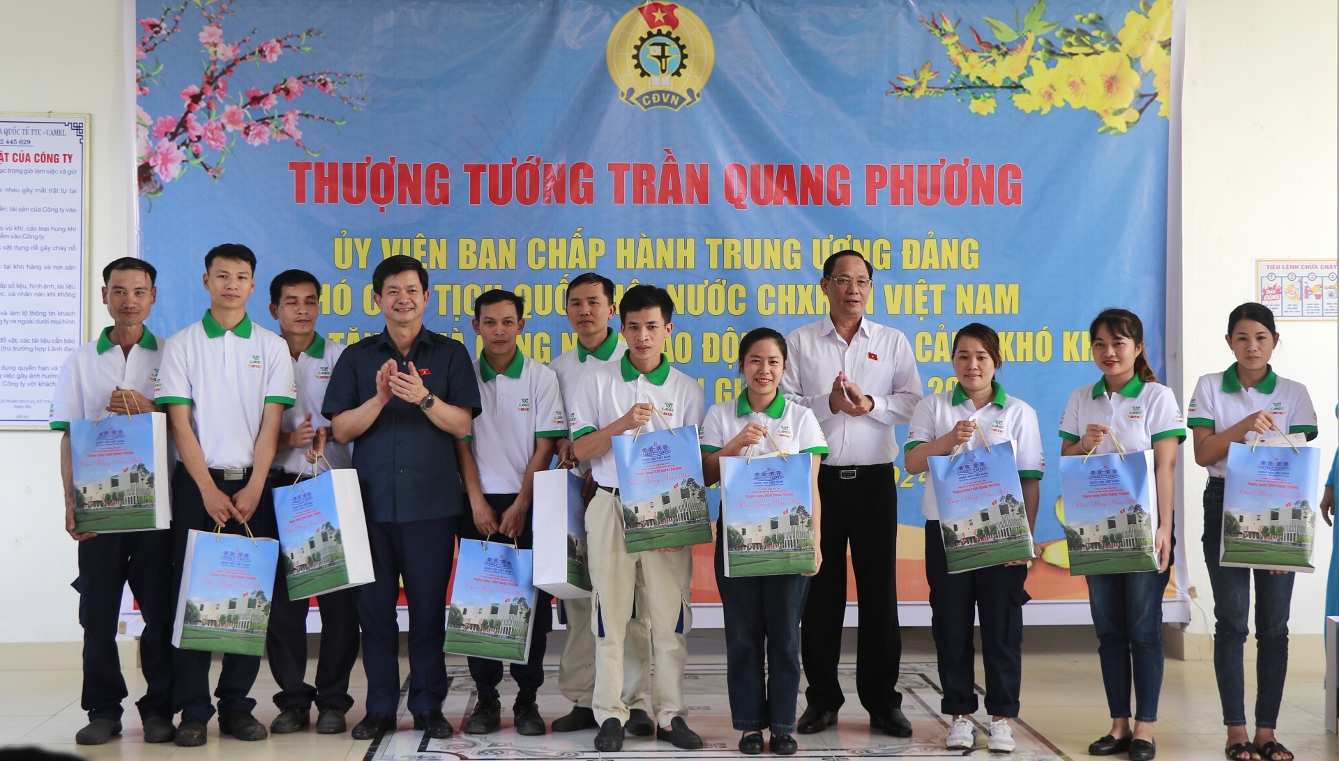 Người lao động Quảng Trị vui mừng nhận quà Tết từ Thượng tướng Trần Quang Phương Người lao động Quảng Trị vui mừng nhận quà Tết từ Thượng tướng Trần Quang Phương