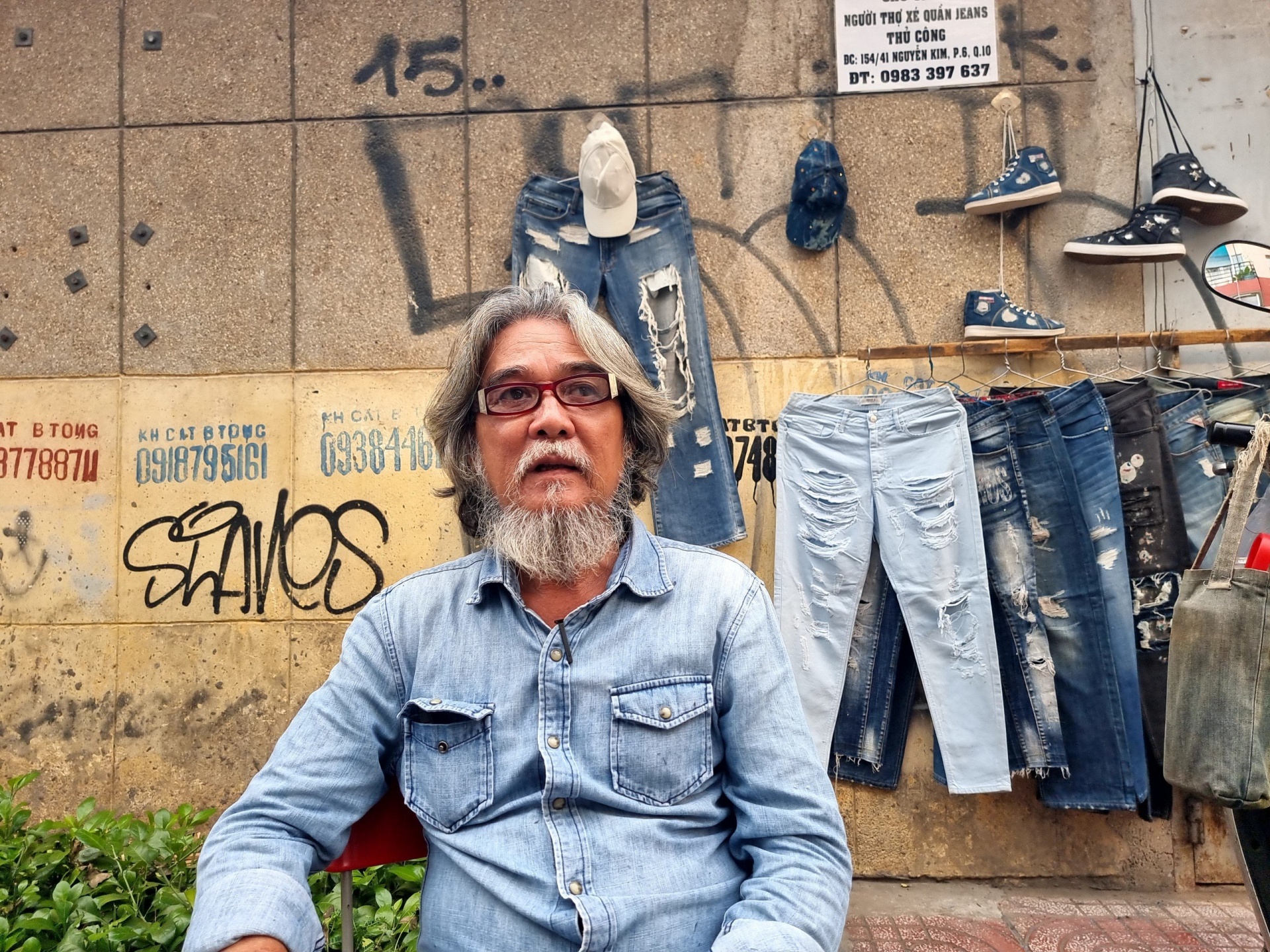 Nghệ sĩ hơn 30 làm nghề xé quần jeans trên vỉa hè TP. HCM Nghệ sĩ hơn 30 làm nghề xé quần jeans trên vỉa hè TP. HCM