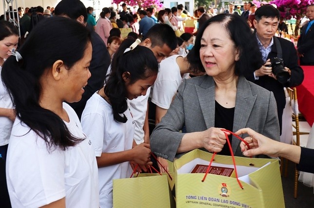 Nguồn động viên lớn từ những món quà Tết