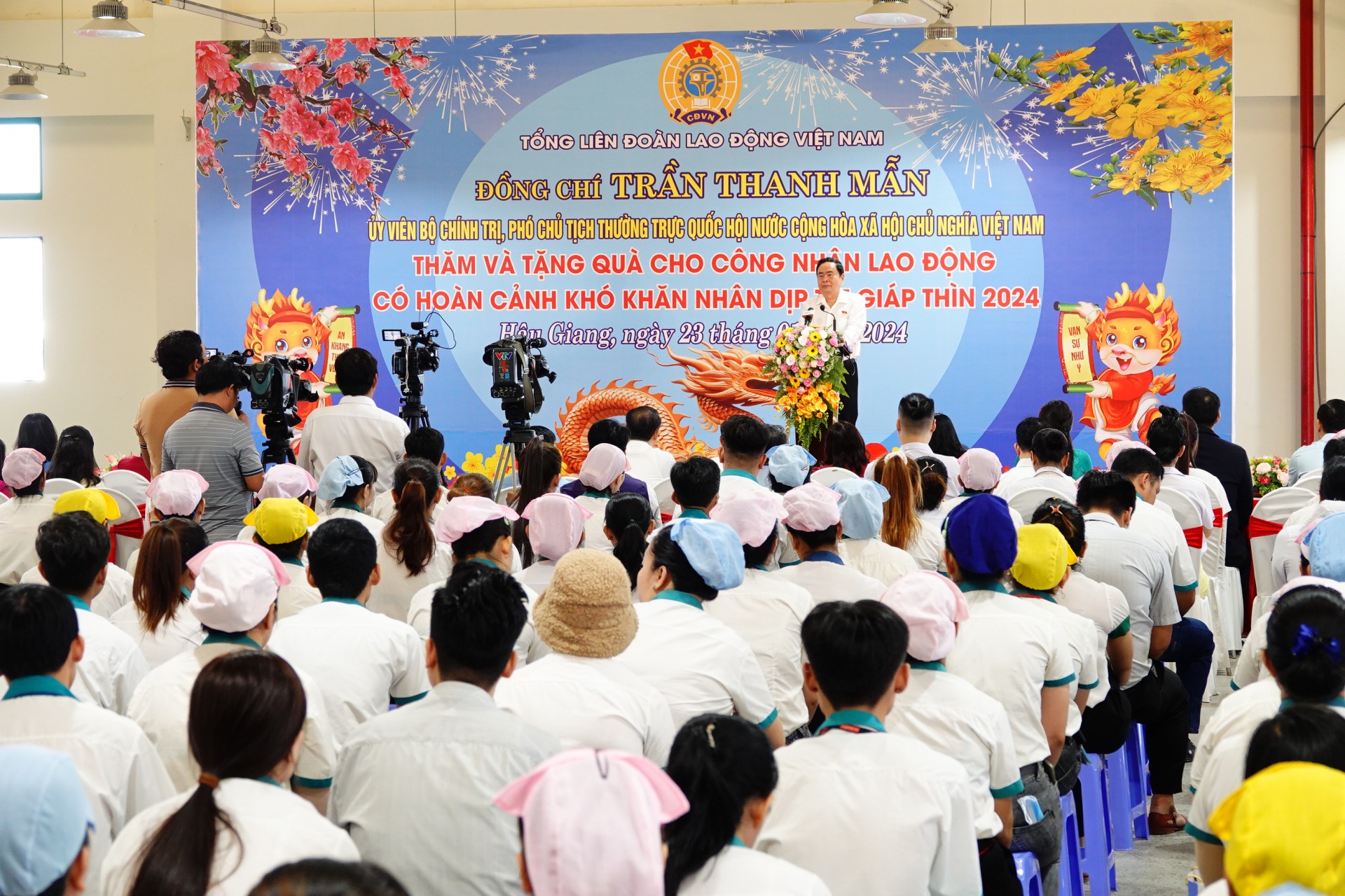 Phó Chủ tịch Thường trực Quốc hội trao quà Tết cho công nhân Hậu Giang