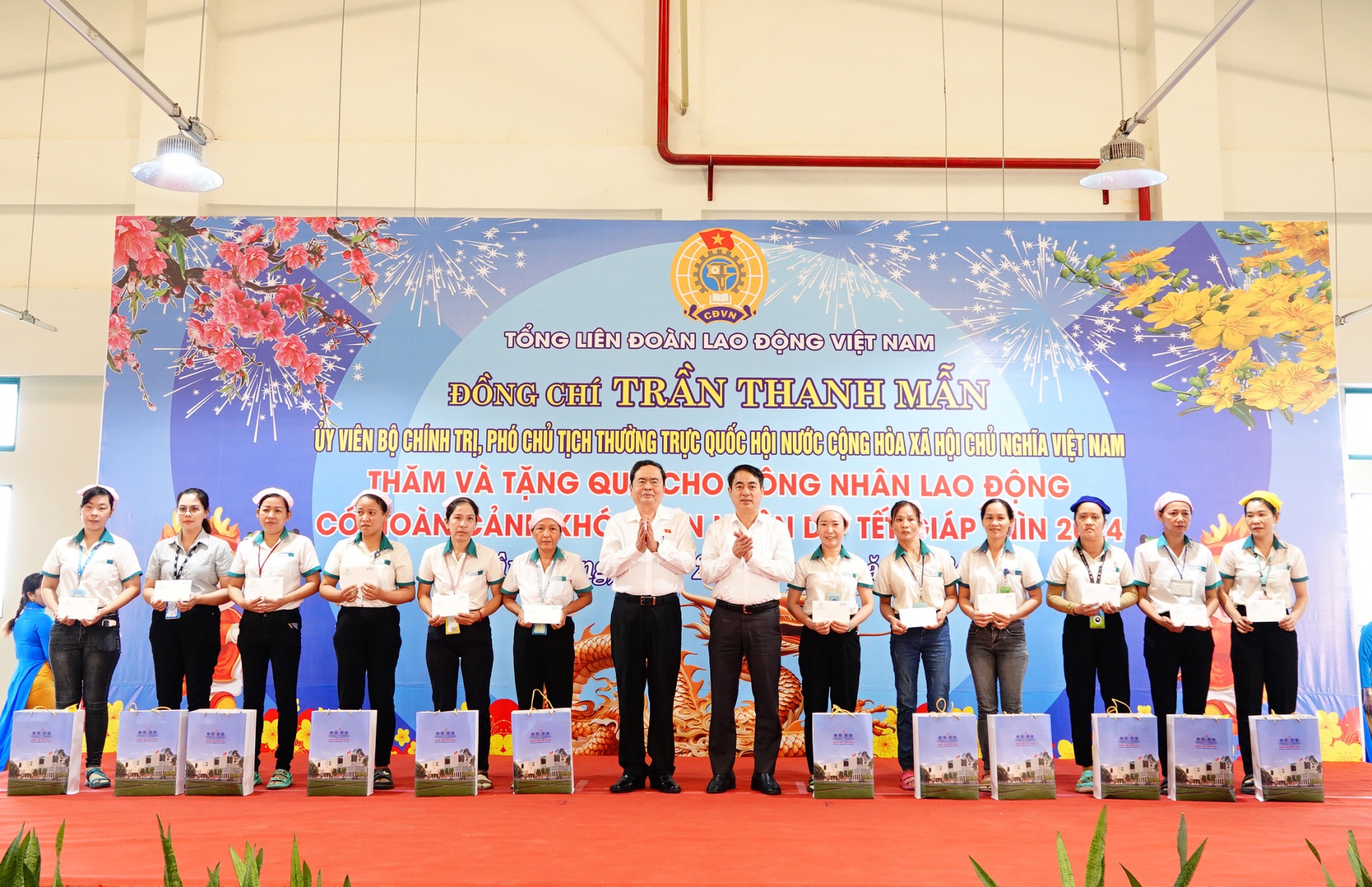 Phó Chủ tịch Thường trực Quốc hội trao quà Tết cho công nhân Hậu Giang