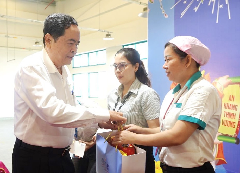 Phó Chủ tịch Thường trực Quốc hội trao quà Tết cho công nhân Hậu Giang