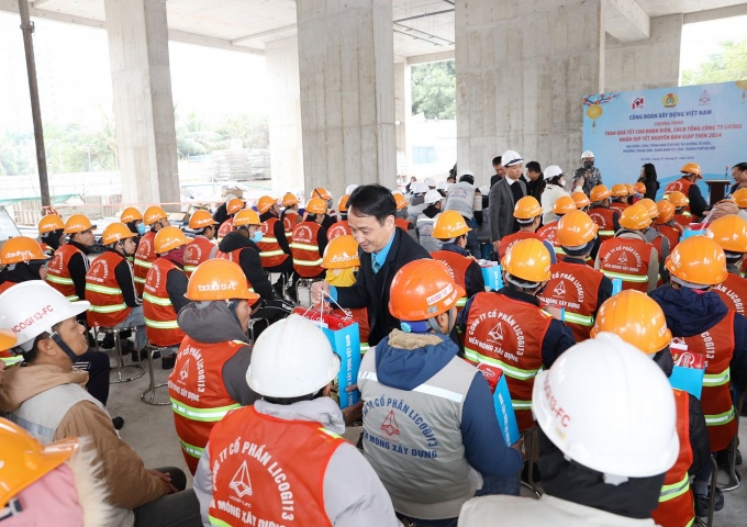 Công nhân xây dựng đón Tết sớm trên công trường Công nhân xây dựng đón Tết sớm trên công trường