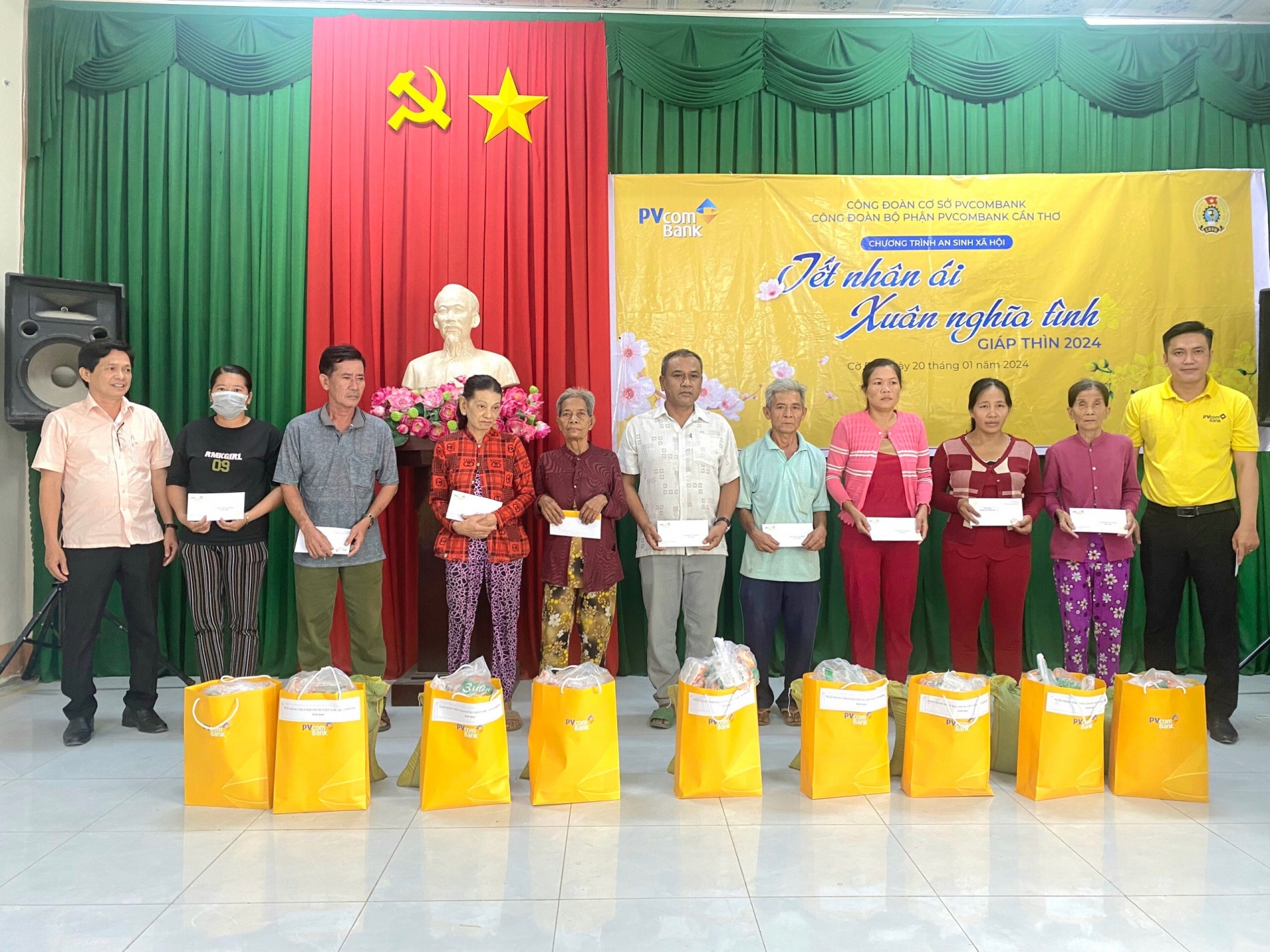 Ông Nguyễn Long Trung Thành – Giám đốc PVcomBank Cờ Đỏ trao quà tết cho các gia đình có hoàn cảnh khó khăn Ông Nguyễn Long Trung Thành – Giám đốc PVcomBank Cờ Đỏ trao quà tết cho các gia đình có hoàn cảnh khó khăn