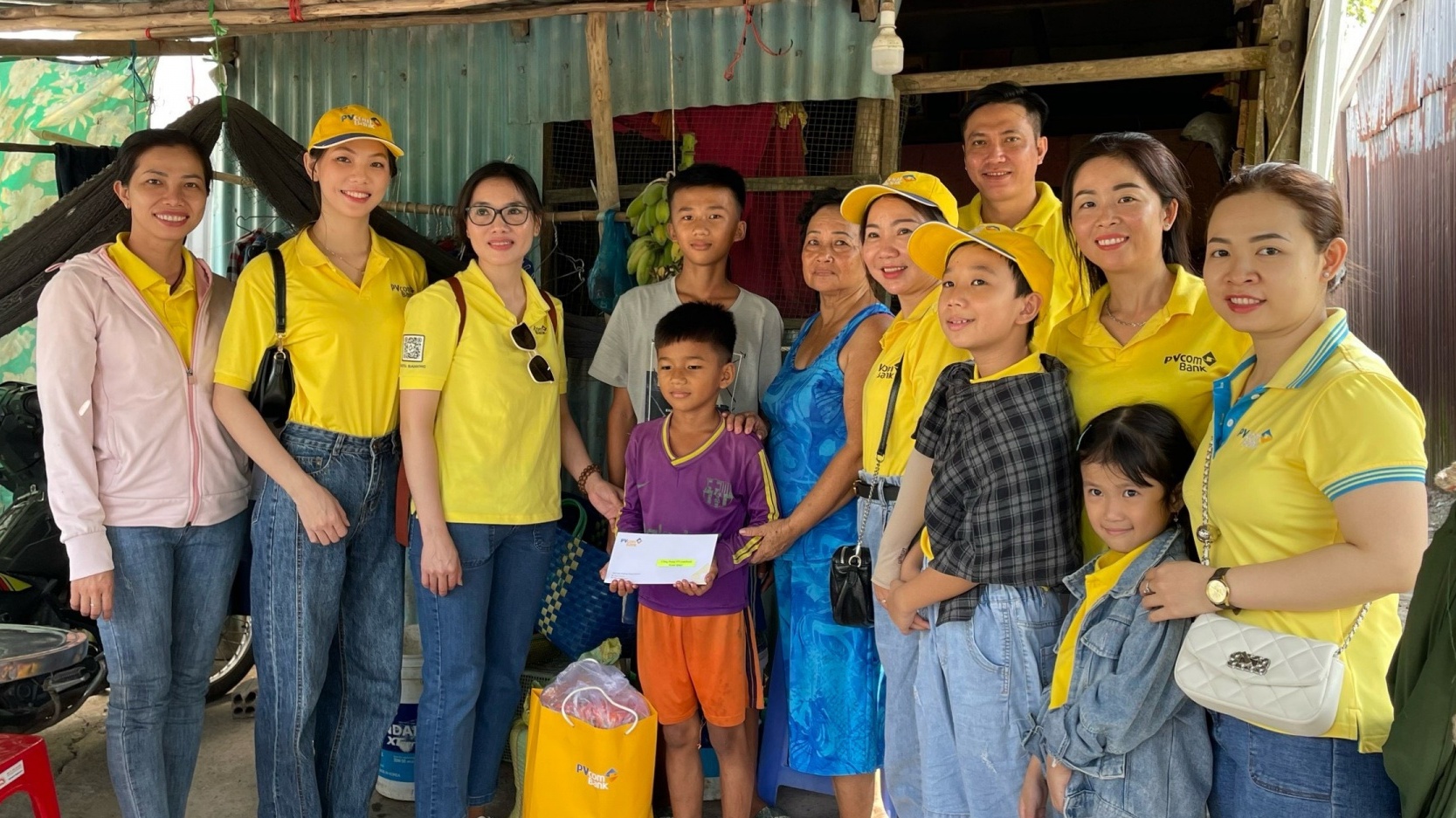 PVcomBank mang "Tết nhân ái - Xuân nghĩa tình" đến với các hoàn cảnh khó khăn