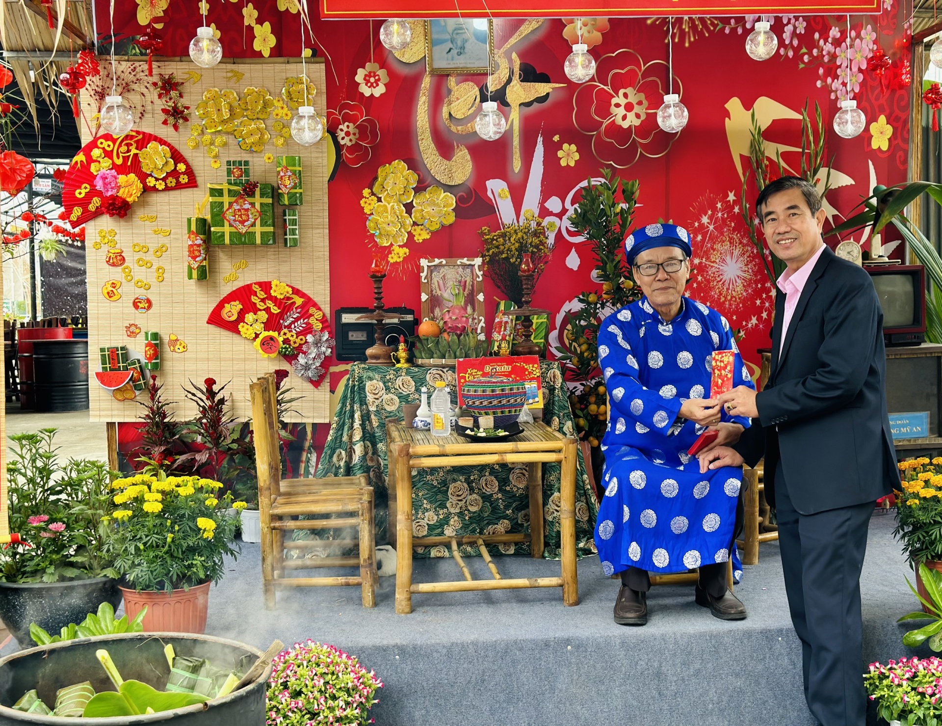 Du khách trải nghiệm không gian Tết cổ truyền do công đoàn tổ chức Du khách trải nghiệm không gian Tết cổ truyền do công đoàn tổ chức