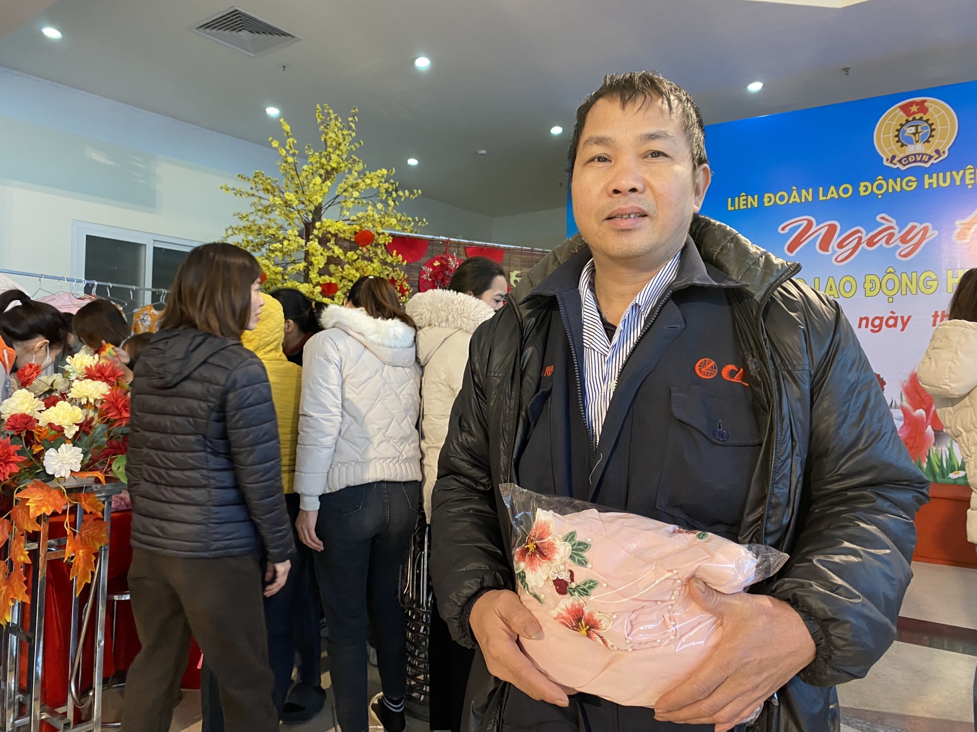 Mang quà về cho vợ và thông điệp “Xuân chia sẻ” Mang quà về cho vợ và thông điệp “Xuân chia sẻ”