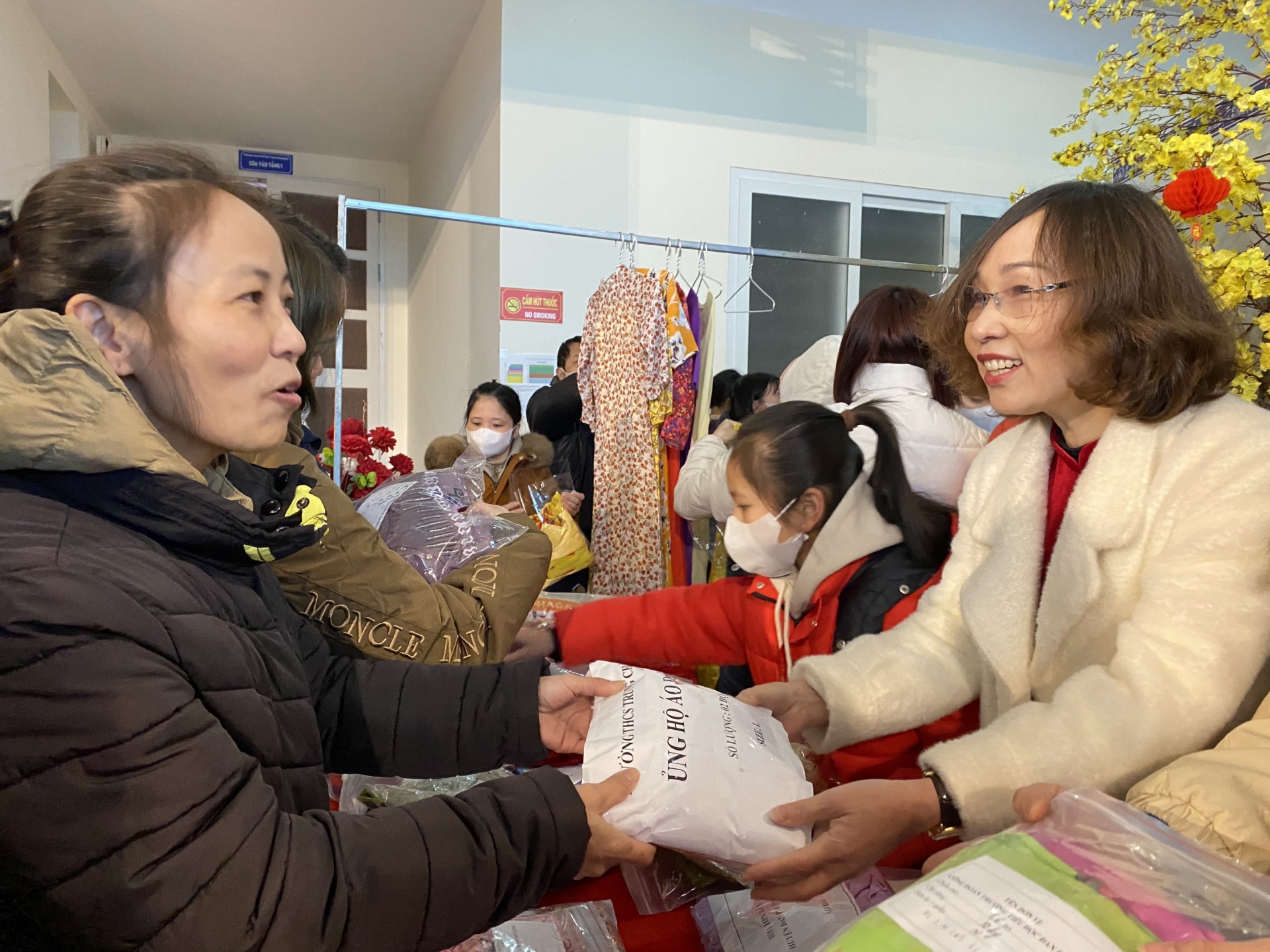 Mang quà về cho vợ và thông điệp “Xuân chia sẻ” Mang quà về cho vợ và thông điệp “Xuân chia sẻ”