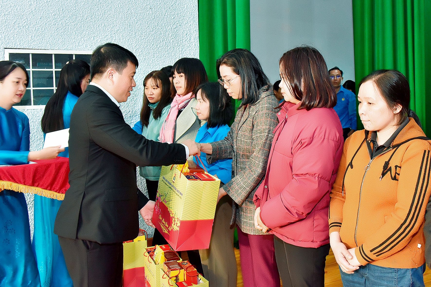 Công đoàn Gia Lai mang Tết sớm đến đoàn viên, người lao động
