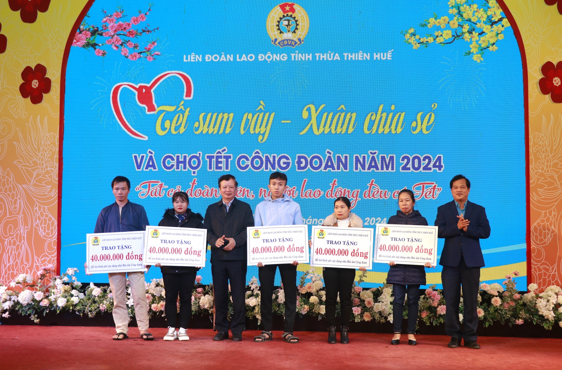 Thừa Thiên Huế: Người lao động vượt trăm cây số chơi Tết Công đoàn