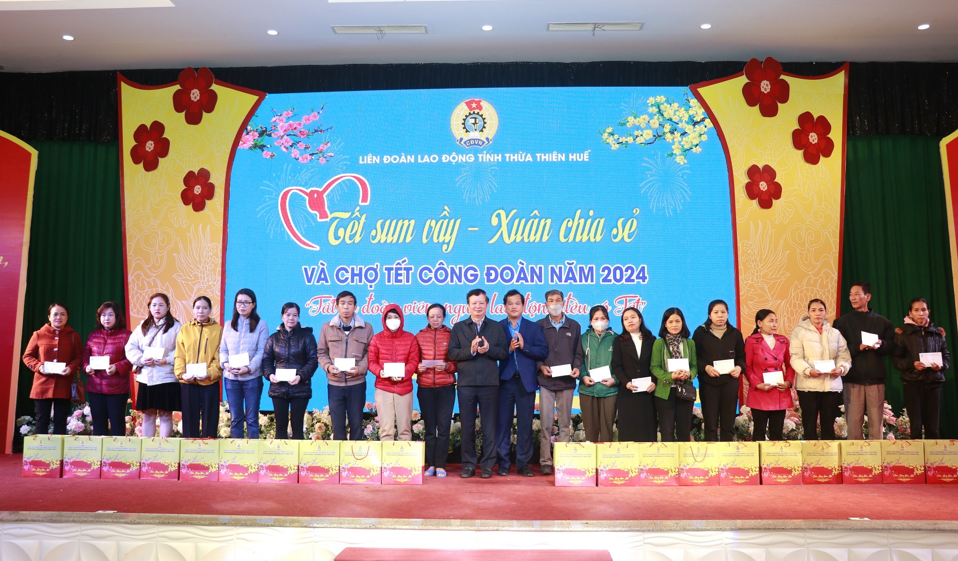 Thừa Thiên Huế: Người lao động vượt trăm cây số chơi Tết Công đoàn