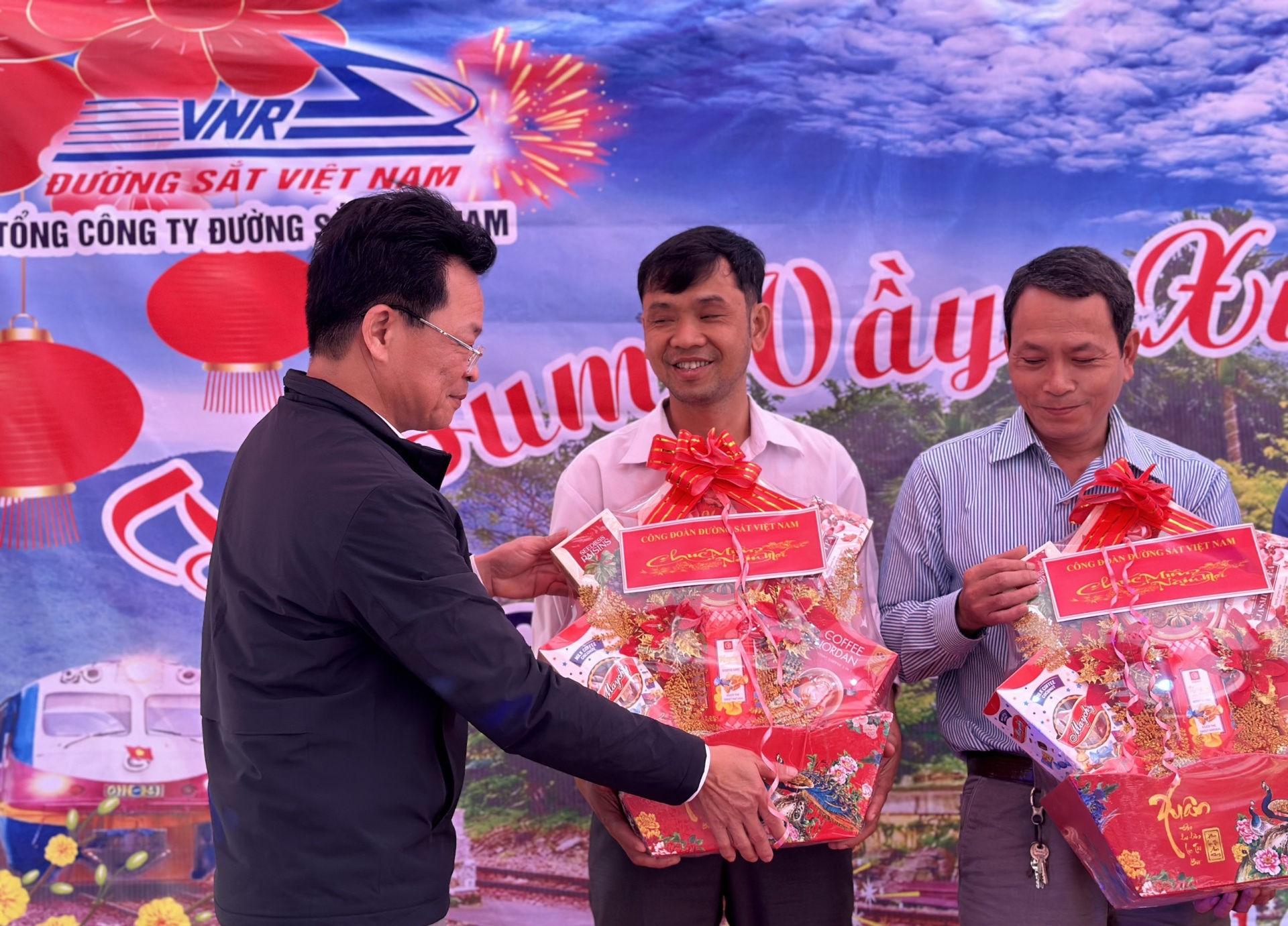 Người lao động Đường sắt đón Tết sớm trên đèo Hải Vân Người lao động Đường sắt đón Tết sớm trên đèo Hải Vân