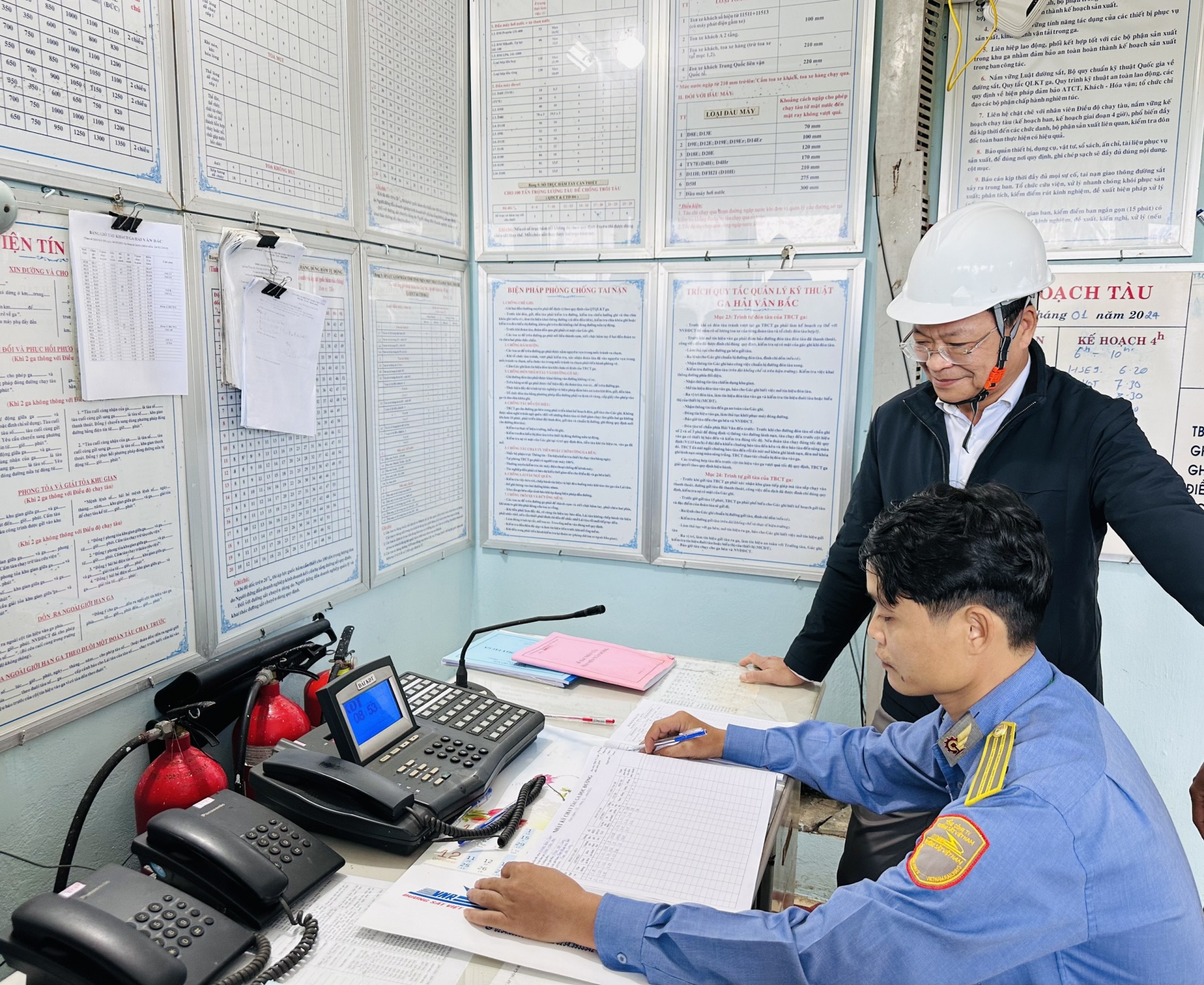 Người lao động Đường sắt đón Tết sớm trên đèo Hải Vân Người lao động Đường sắt đón Tết sớm trên đèo Hải Vân