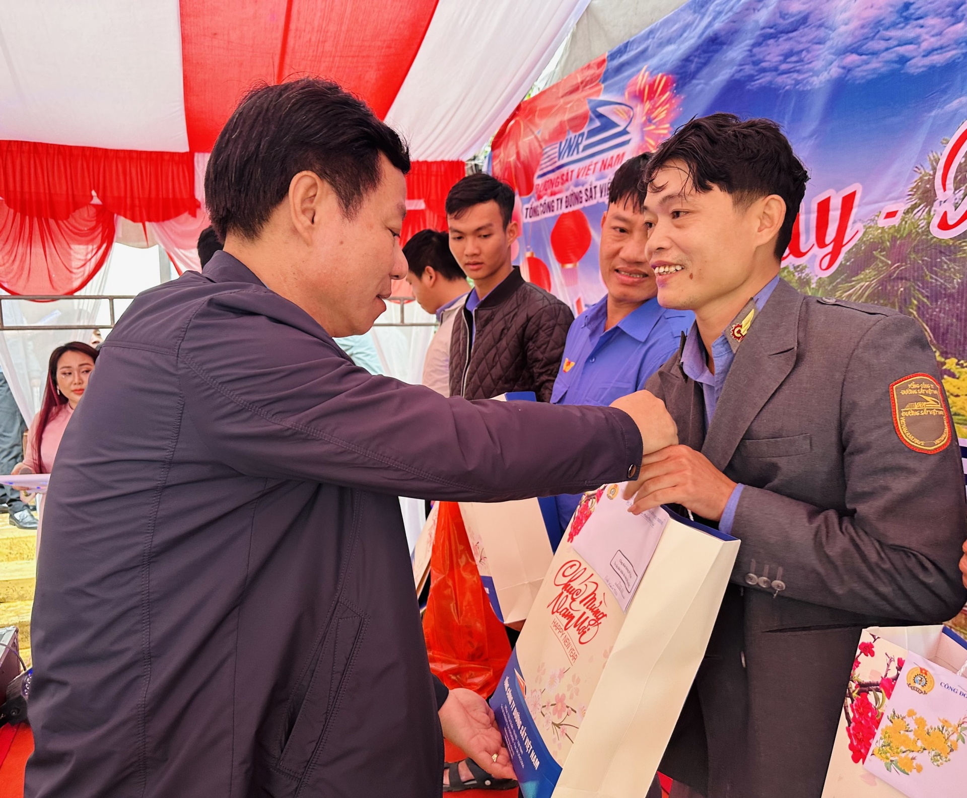 Người lao động Đường sắt đón Tết sớm trên đèo Hải Vân Người lao động Đường sắt đón Tết sớm trên đèo Hải Vân