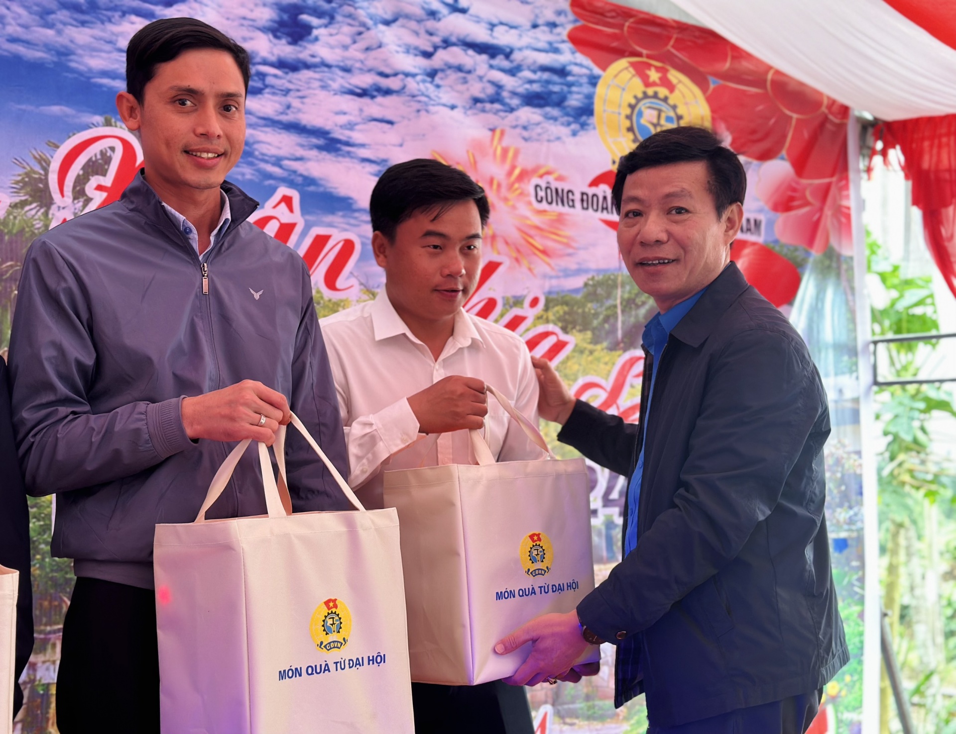 Người lao động Đường sắt đón Tết sớm trên đèo Hải Vân Người lao động Đường sắt đón Tết sớm trên đèo Hải Vân