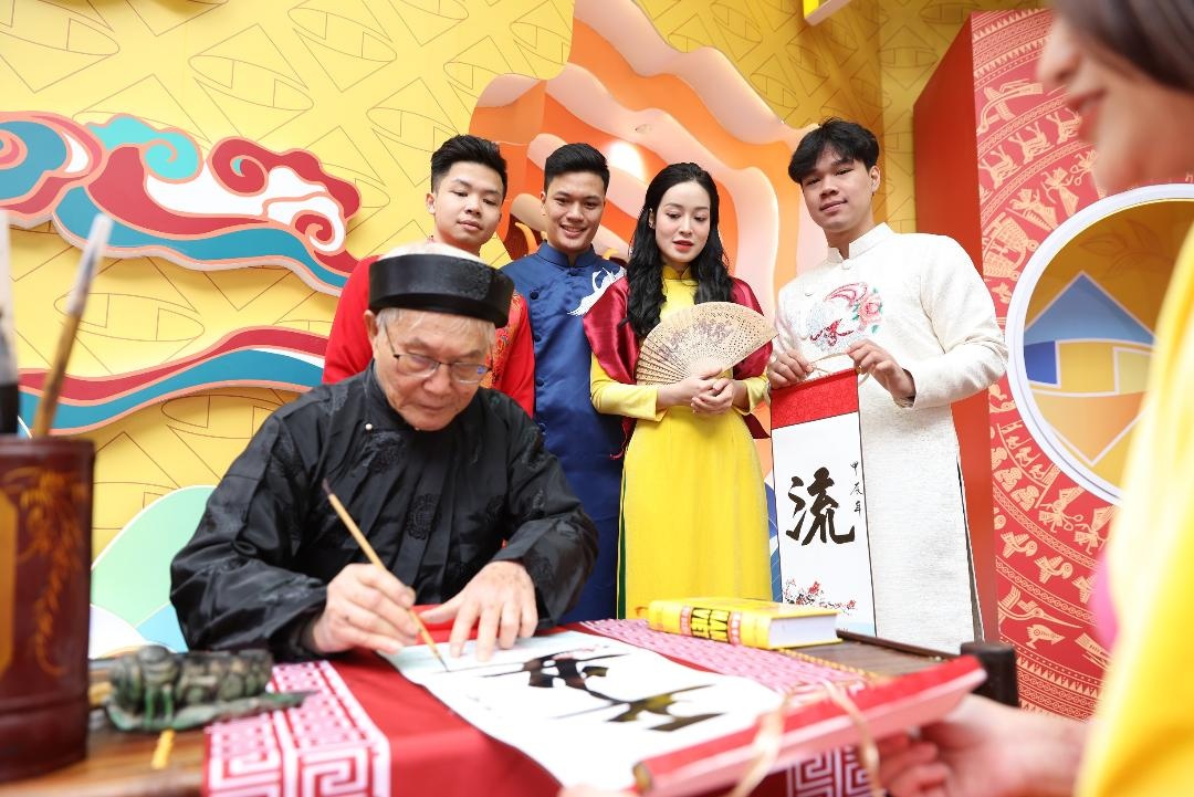 Xin chữ ông Đồ cũng là cách mỗi người biểu đạt những tâm tư, nguyện vọng trong năm mới