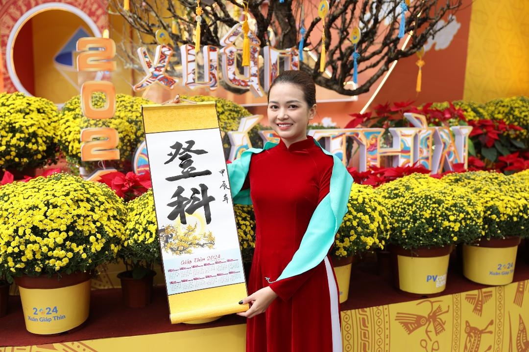 Du khách xin chữ “Đăng khoa” để làm quà cho người thân nhân dịp năm mới