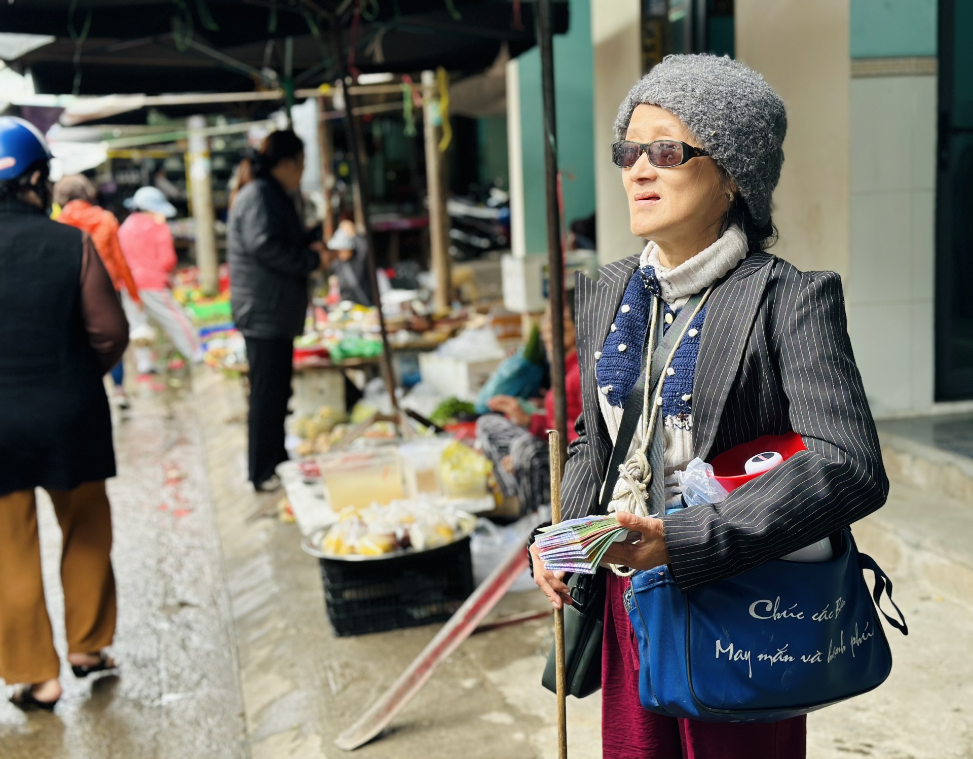 Những lúc thất nghiệp, cô Nhi đi bán vé xố để có thêm thu nhập. Ảnh: PHAN NGUYÊN Những lúc thất nghiệp, cô Nhi đi bán vé xố để có thêm thu nhập. Ảnh: PHAN NGUYÊN