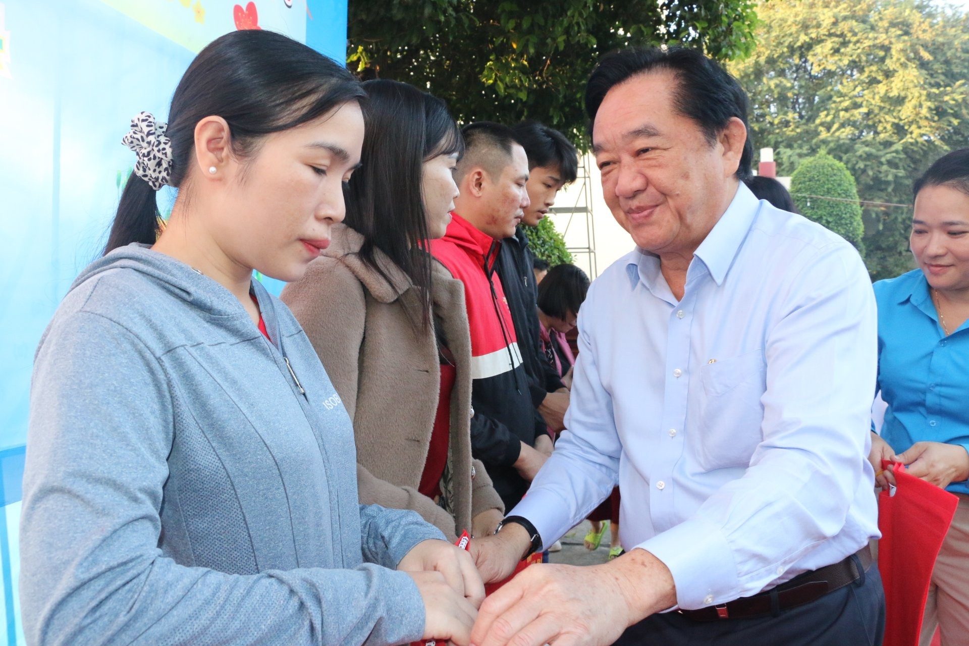 Bình Dương: Hàng trăm công nhân về quê đón tết trên “Chuyến tàu xuân nghĩa tình”